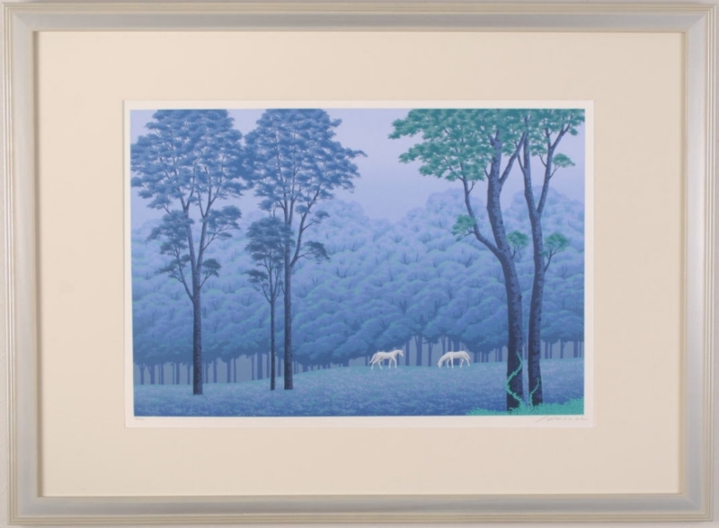 馬の絵をシルクスクリーンの版画で制作した国武久巳の馬の絵「蒼霞の森 